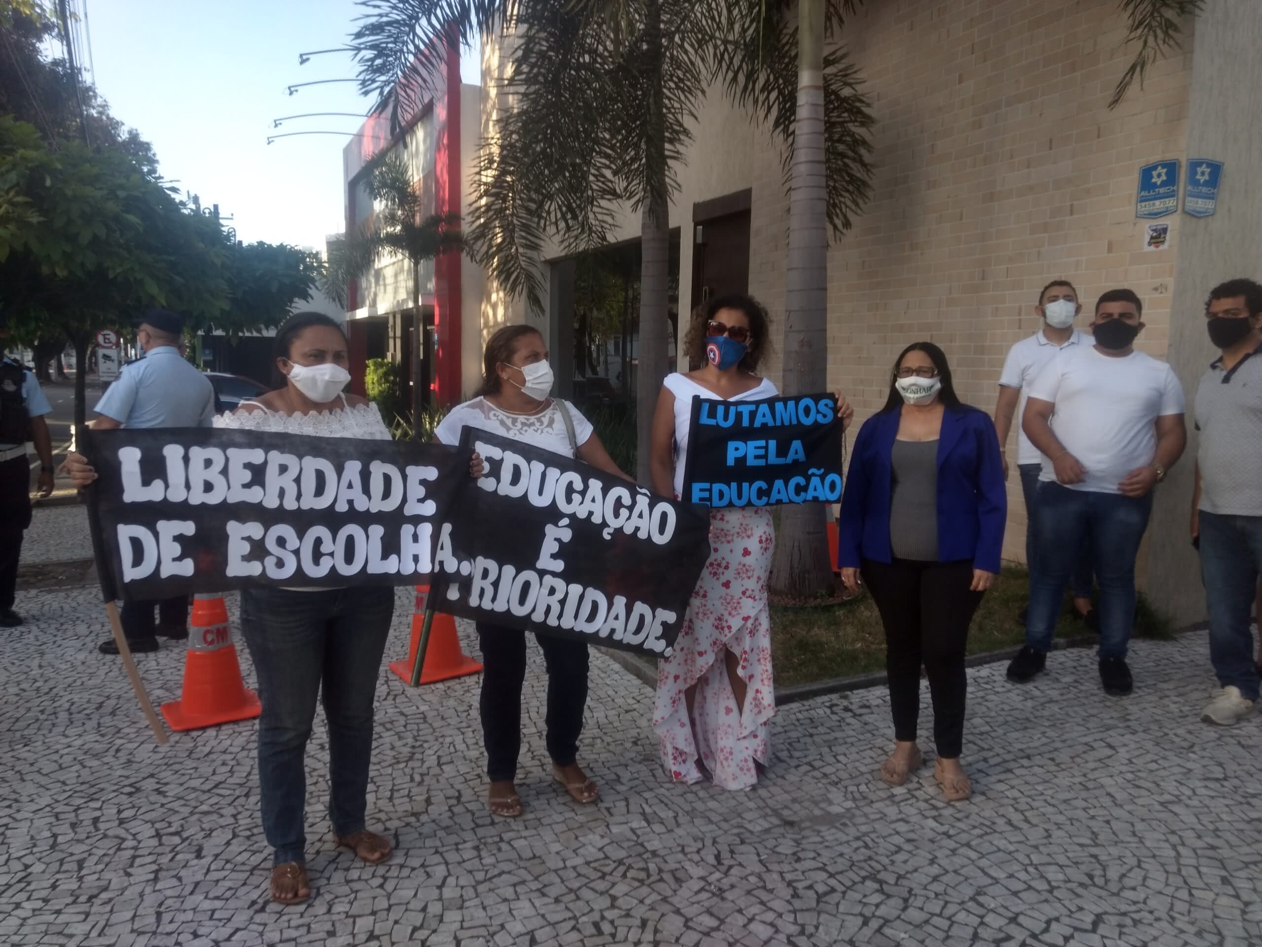 Proprietários de escolas particulares fazem protesto por retomada da atividade em Fortaleza