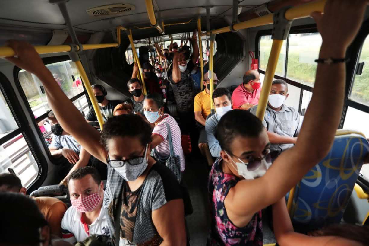 Usuários do transporte público sofrem com coletivos lotados em Recife