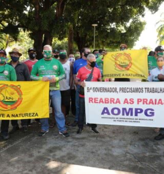 Ambulantes protestam em Pernambuco e cobram liberação de comércio nas praias