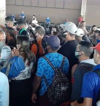 Metrô de Recife retoma as atividades e passageiros reclamam de aglomeração
