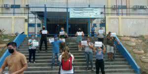 Aumento de casos de Covid-19 faz professores protestarem em Manaus-AM