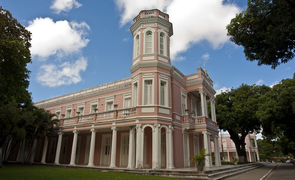 Universidade no Ceará abre vagas para professor substituto, salários perto de 6 mil