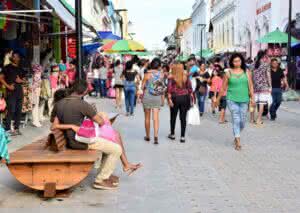 Renda dos mais pobres aumenta mais de 30% em agosto; o que isso significa?