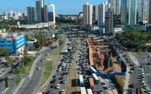 Obra do BRT avança e causa mudanças no trânsito da avenida ACM em Salvador-BA