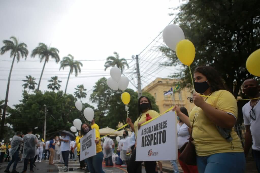 Pernambuco: Comunidade e profissionais protestam pelo início imediato das aulas