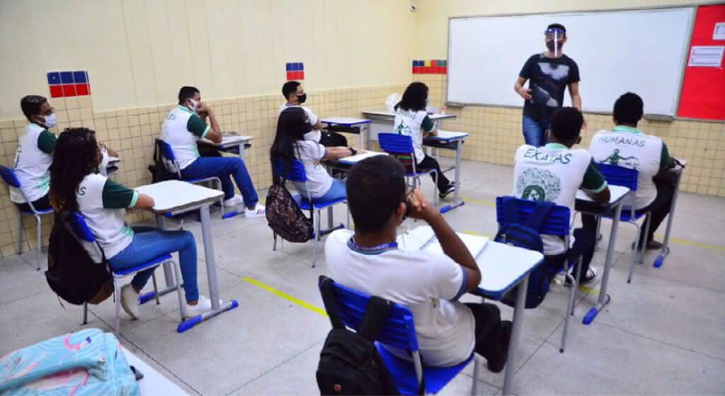 Justiça volta atrás e suspende aulas presenciais em Pernambuco