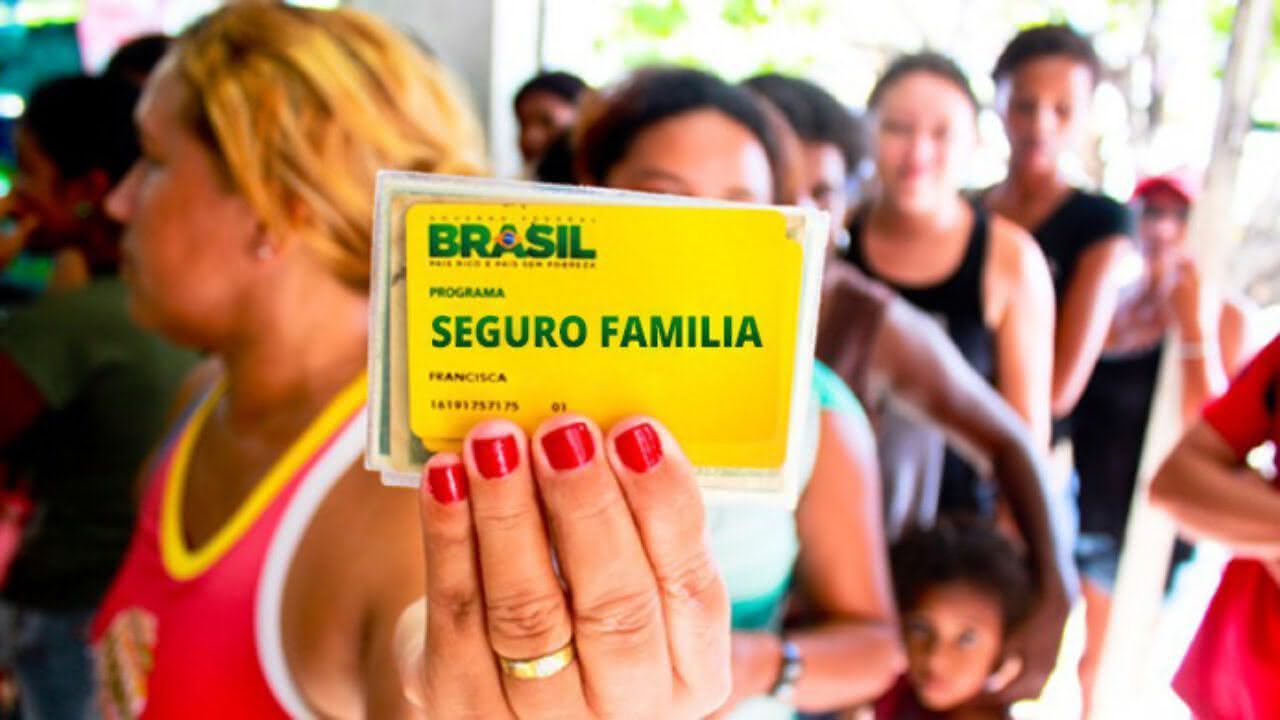 NOVO auxílio oferece R$ 800 para ESTE grupo em 2021; conheça o programa Seguro Família