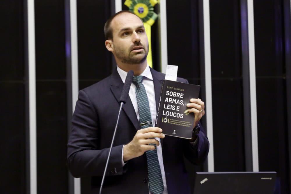 Eduardo Bolsonaro é condenado a indenizar jornalista em R$ 30 mil por danos morais