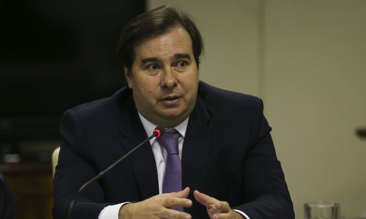 Rodrigo Maia ‘prevê’ impeachment de Bolsonaro e ataca o presidente
