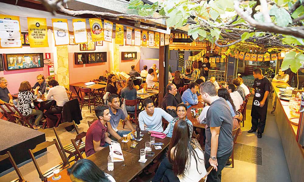 Governador de PE libera funcionamento de bares e restaurantes até meia-noite