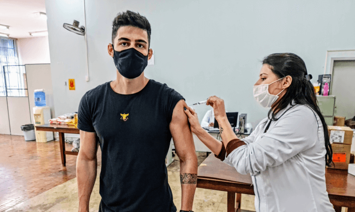 Recife PE inicia vacinação para pessoas a partir dos 18 anos