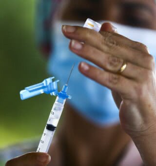 Manaus AM aguarda mais vacinas para aplicar terceira dose contra a Covid