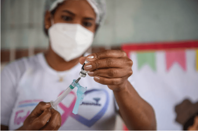 Salvador oferta vacina contra COVID-19 para pessoas de 26 e 27 anos nesta segunda