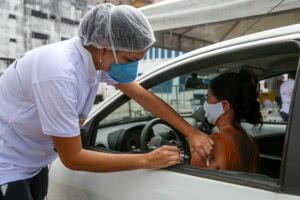 Pessoas acima dos 30 anos podem se vacinar contra a COVID-19 em Salvador